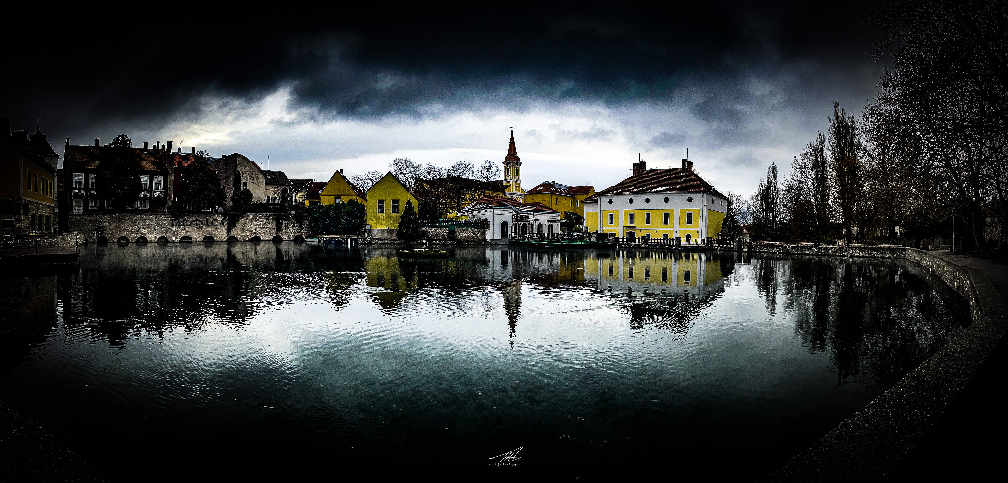 Tapolca – tükörkép a vízen, drámai ég